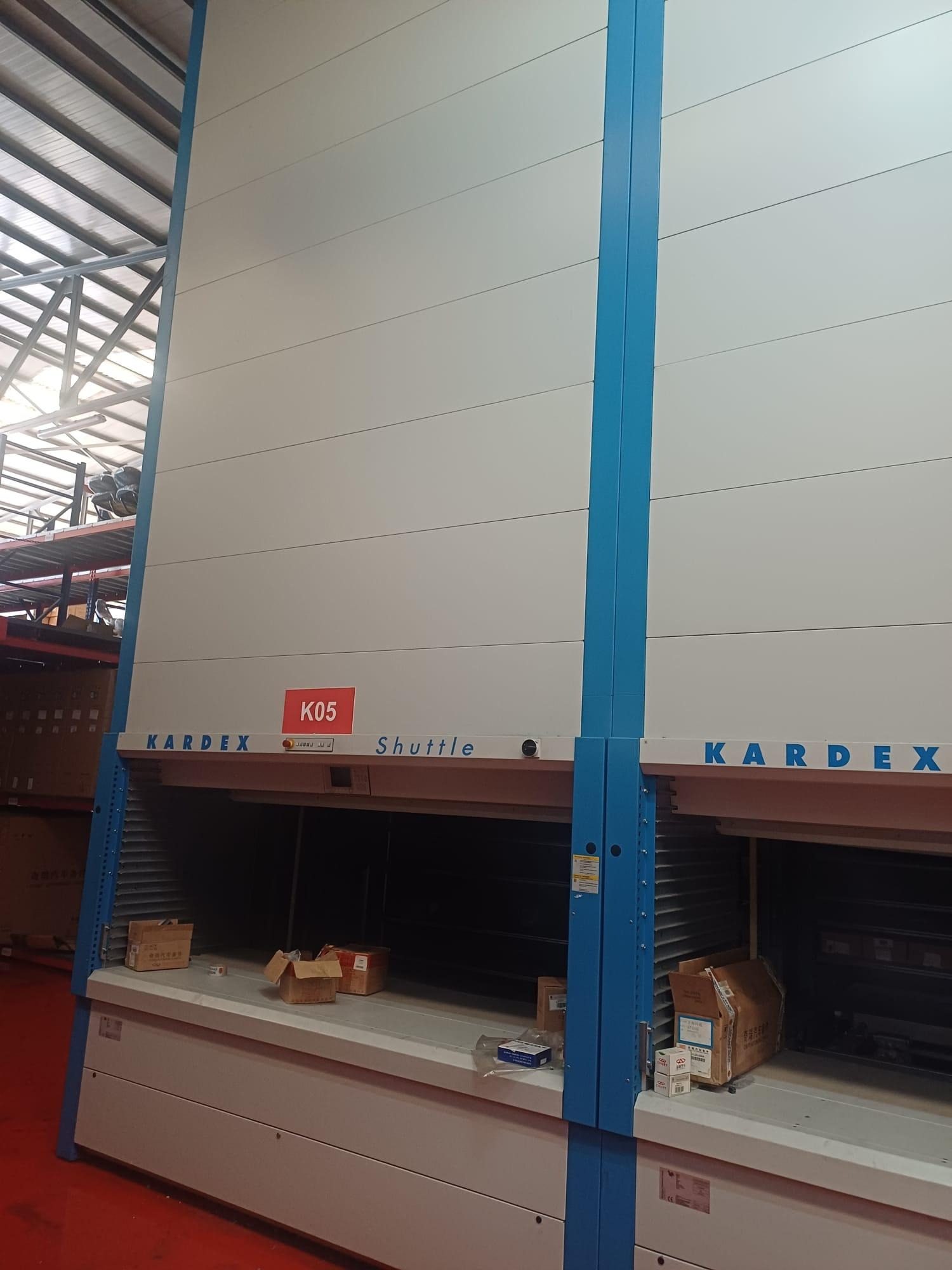 Kardex Shuttle XP alma ağzı ve kontrol paneli